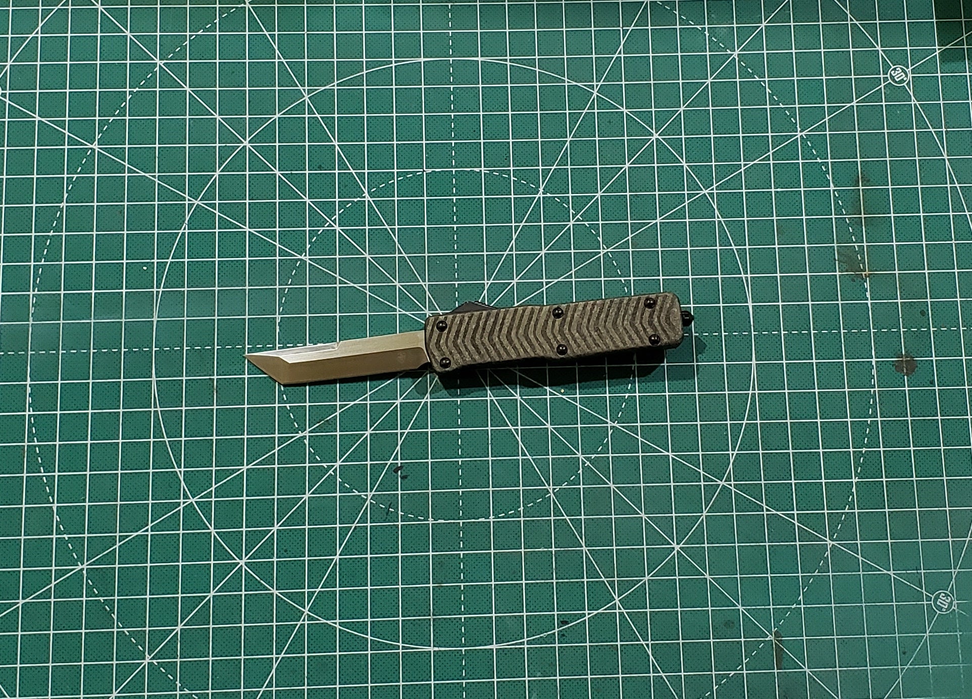 Premium Lightweight Small Speckled Herringbone with Powder D2 Silver Tanto