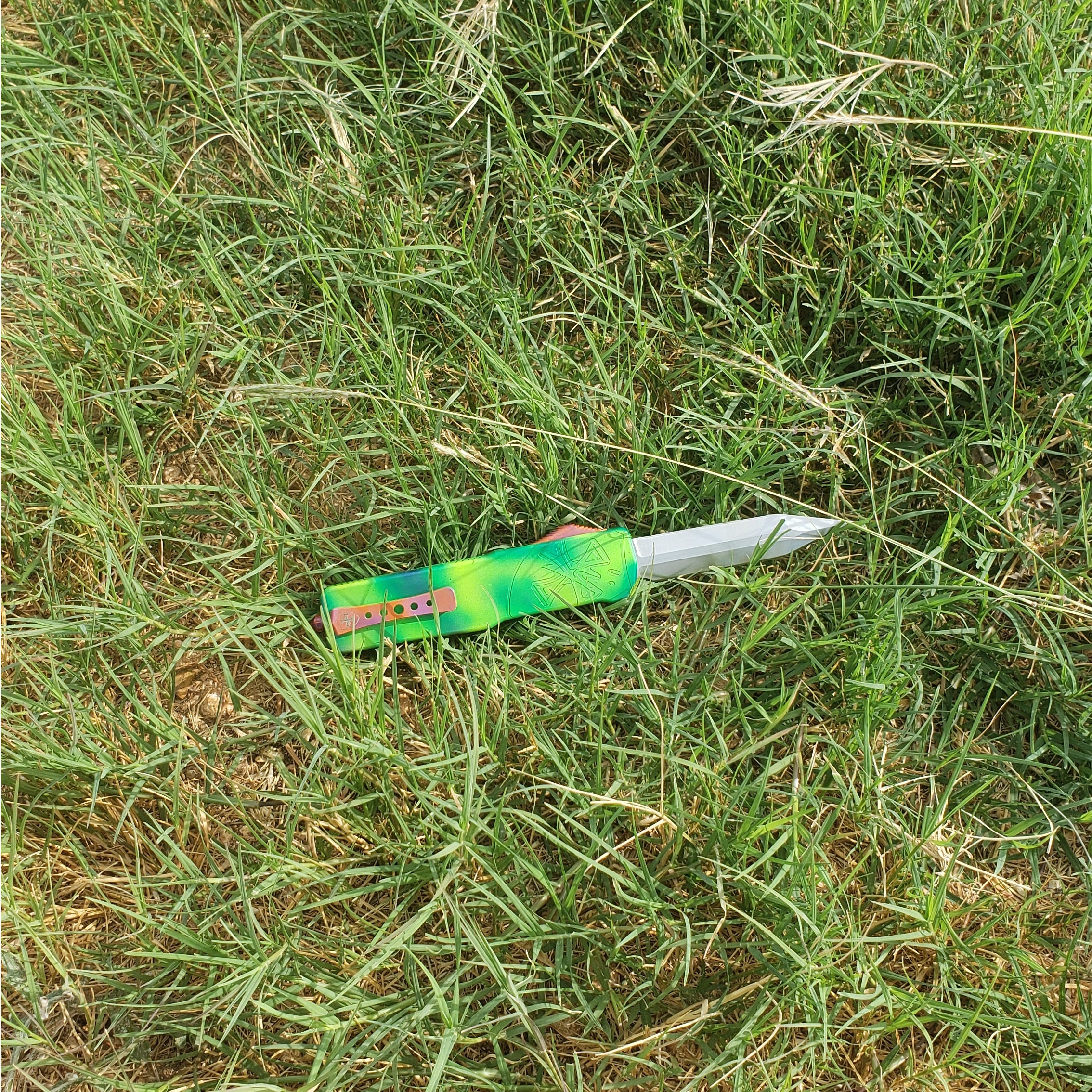 Premium Large Lightweight Color-Camo Theme with Silver Powder D2 blade