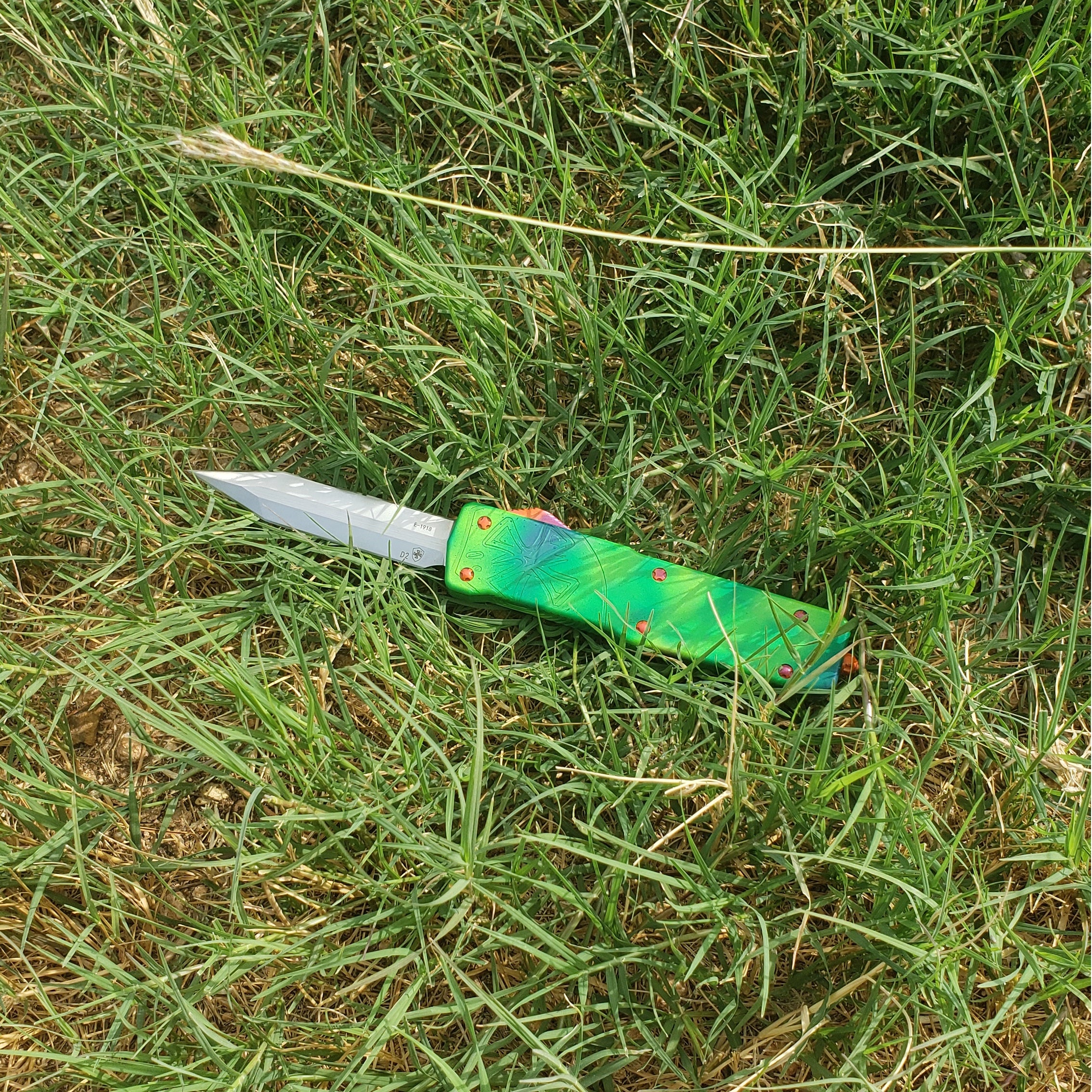 Premium Large Lightweight Color-Camo Theme with Silver Powder D2 blade