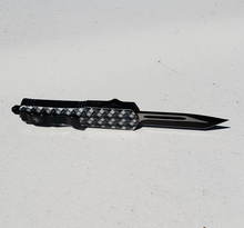 Load image into Gallery viewer, Templar Knife Concept Edition - Black &amp; White Woven Pattern